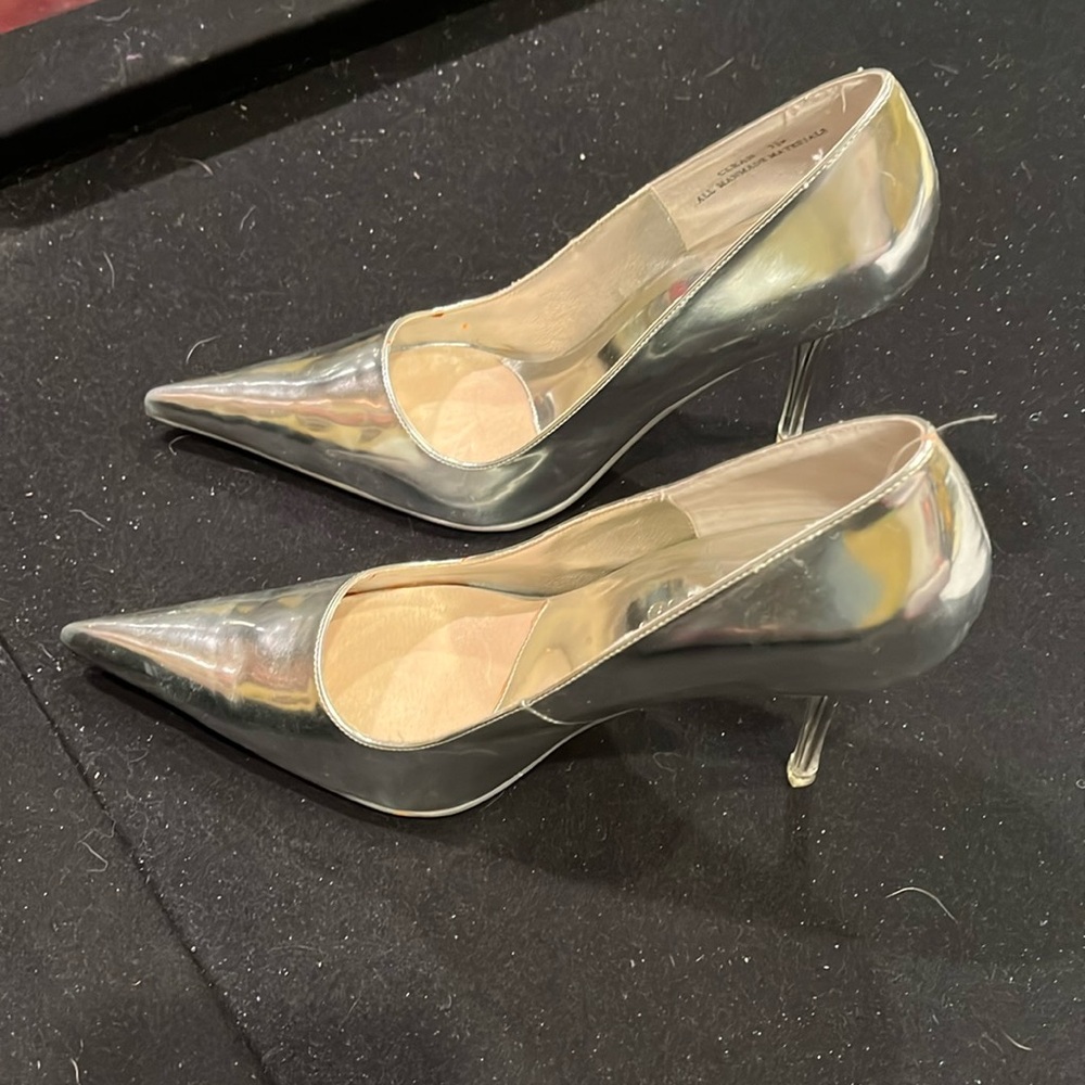 Dollhouse women’s silver pumps 4 inch heel brand new 7.5